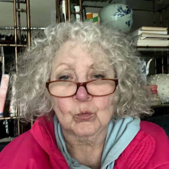 Meet your Posher, Stephanie - Picture 4 of 4